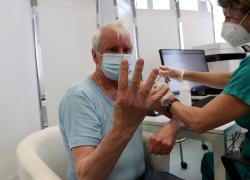 Covid 19, +32,1% contagi in una settimana (a 161k): il virus corre nonostante vaccinazioni oltre il 90% della popolazione