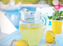 Bere acqua e limone al mattino a digiuno fa dimagrire davvero? I veri benefici