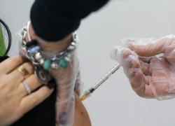 Vaccino Covid, Oms: "In autunno uno aggiornato per tutti". Ma mancano i dati