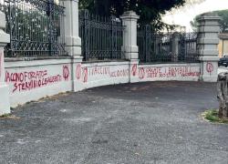 Spallanzani, scritte contro i sieri Covid: "Vaccinate i bambini, siete dei mostri assassini"