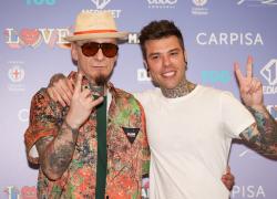 Concerto Fedez J-Ax: boom di malori e una denuncia per atti osceni, il delirio