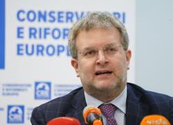 Carlo Fidanza indagato per corruzione. Lui: "Sono sereno, non ho commesso alcun illecito"