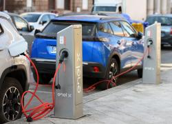 La proposta dell'Ue per le auto elettriche: "l'Italia tassi le auto dei poveri e dei lavoratori", la farsa va avanti