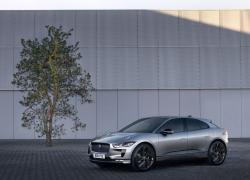 Jaguar non aspetta il 2035: solo elettrico dal 2025