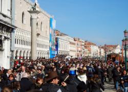 Venezia, chi non dorme in città pagherà una tassa