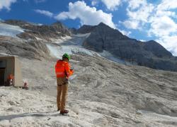 Marmolada, trovati resti umani e attrezzature dei dispersi. Zaia: "Bilancio di 8 morti "