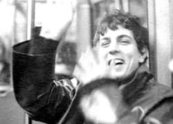 “Solo un eco”. Ricordando Syd Barrett, l’eccentrico genio del rock psichedelico che morì in solitudine
