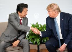 Shinzo Abe, chi è: partito politico, posizioni su Putin, carriera, vita privata, moglie e figli