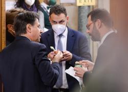 Governo Draghi, Patuanelli assicura: "Nessun nuovo Papeete". Conte però alza la tensione: "Non mi piego"
