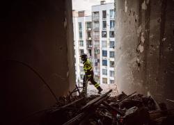 Ucraina, bombardato edificio residenziale: 15 morti. Il Cremlino: "È Kiev ad aver lanciato bombe con cannoni Nato"