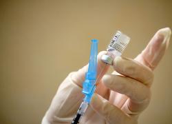 Vaccino Covid, in Svizzera "attualmente non è raccomandata": responsabilità del medico di base: