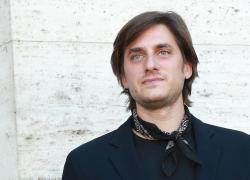Chi è Luca Marinelli, la fidanzata è Ilary Blasi? Tutto sull'attore