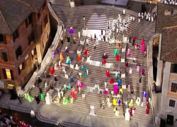 Dior contro Valentino, chiesto risarcimento di 100mila euro dopo la sfilata in Piazza di Spagna
