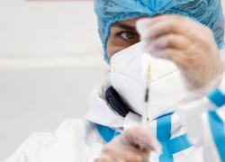 Vaccino Covid, "sperimentale e altera il DNA": psicologa non vaccinata reintegrata al lavoro - La sentenza del Tribunale di Firenze