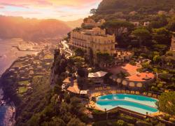 Capri, l'hotel Caesar Augustus senza telefoni da una settimana e il titolare s'incatena per protesta