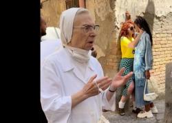 Napoli, la suora divide due ragazze che si stanno baciando