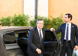 Governo, Draghi pronto a restare in caso di resa di Conte e Salvini, per poi puntare al Colle