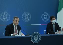 Covid, Draghi diceva: "O ti vaccini o muori" e "Il Green Pass è un successo". Ma la realtà è un'altra