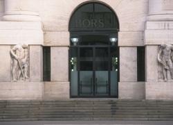 Borsa, Milano chiude in leggero rialzo (+0,07%). Spread sui 238 punti, rendimento decennale al 3,43%