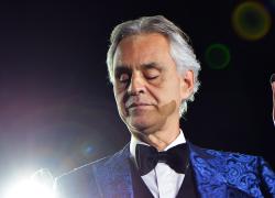 Andrea Bocelli si esibisce a sorpresa in Versilia al posto del figlio