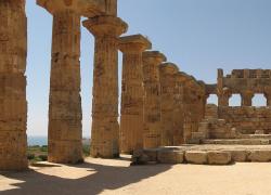 Selinunte, nuovi scavi archeologici portano alla luce l'agorà più vasta della Magna Grecia