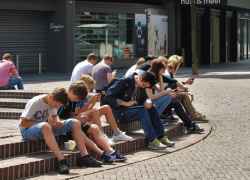 Adolescenza, fra pandemia e social le fragilità della Generazione Z messe a nudo
