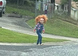 Bimbo di 5 anni terrorizza il quartiere travestito da Bambola Assassina: VIDEO