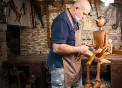 Addio al Pinocchio d'autore, chiude la bottega di Mastro Geppetto 