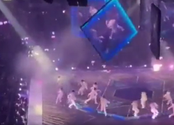 Hong Kong, maxischermo si stacca e travolge ballerini: il VIDEO CHOC