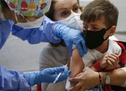 Vaccini, 33 bambini richiamati dopo la somministrazione: iniezione troppo tardi dopo lo scongelamento