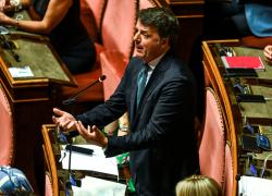 Elezioni, Renzi si rivolge ai sindaci di Pizzarotti per superare lo sbarramento del 3%