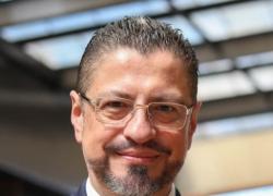 Covid, in Costa Rica Chaves elimina l'obbligo vaccinale: "È contro la libertà". Aperte indagini su Pfizer e Astrazeneca