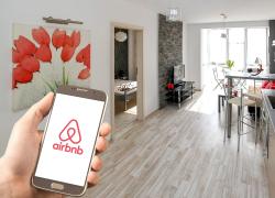 Maxi-sequestro per AirBnb da 779 mln di euro, Procura di Milano: “Non ha versato la cedolare secca. Ha evaso in Italia 3mld e 700mln”