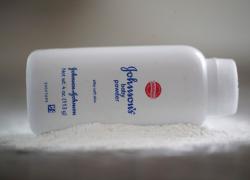 Johnson & Johnson: stop alla vendita di borotalco. Rischio tumori, ma la società nega