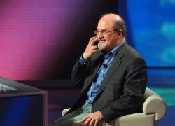 Rushdie staccato dal respiratore, riesce a parlare. La Procura: "Attacco premeditato"