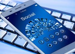Facebook, il feed in down e non funziona: post di sconosciuti invadono le home