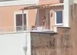 Positano, sesso in terrazza: lei si piega e lui... I vicini filmano tutto. Il VIDEO