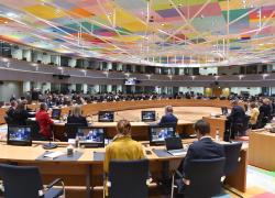 Guerra Ucraina, Financial Times: "Ue pronta a sospendere accordo sui visti con Russia"