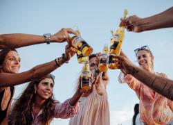 Corona, il primo Natural Bar italiano di sabbia è un successo tra attività e musica live