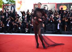 Festival del Cinema di Venezia, un tripudio di top model 'incendia' il tappeto rosso