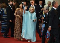 Festival del cinema di Venezia, prende il via la 79esima edizione: Deneuve in rosso, Hillary Clinton vestita da spiaggia