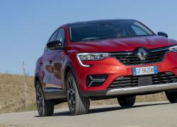 Renault Arkana E-Tech: l'auto che gioca a fare la sportiva