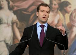 Medvedev: "Se Trump cercasse di fermare la guerra in Ucraina potrebbe diventare il nuovo JFK, Harris stupida, inesperta, impulsiva"