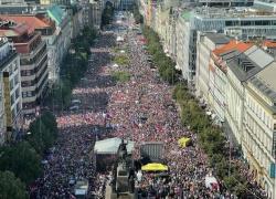 Praga, manifestazione contro Nato e sanzioni alla Russia: 70 mila in piazza