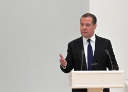 Medvedev: "Germania ha dichiarato guerra ibrida alla Russia con armi letali a Ucraina"