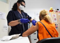 Covid, la proposta shock del dottor Giuseppe Bersani per i non vaccinati (definiti idioti!): "Fare un TSO"