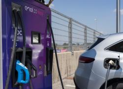 Pirelli ed Enel X Way: accordo per ricaricare le auto elettriche in oltre 16mila postazioni con il servizio Pirelli Care