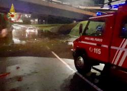 Maltempo Como, danni ad auto parcheggiate e vetri distrutti. Allagamenti a Blevio, nubifragio a Livorno
