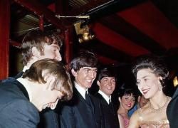 Regina Elisabetta, quella volta che i Beatles fumarono una canna a Buckingham Palace prima di incontrare la sovrana