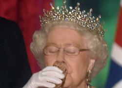 “Gin Elizabeth”: il segreto della longevità della regina erano i drink?